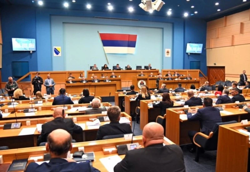 Vladajuća većina u RS predložila zaključke o Dodiku i odluci SIP-a