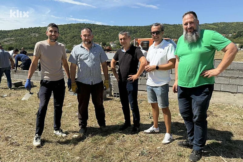 I federalni ministar Dizdar došao u Stolac i pridružio se gradnji zida