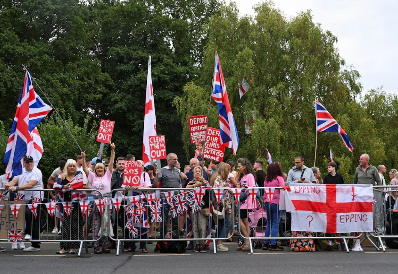 Prosvjedi protiv migranata diljem Britanije
