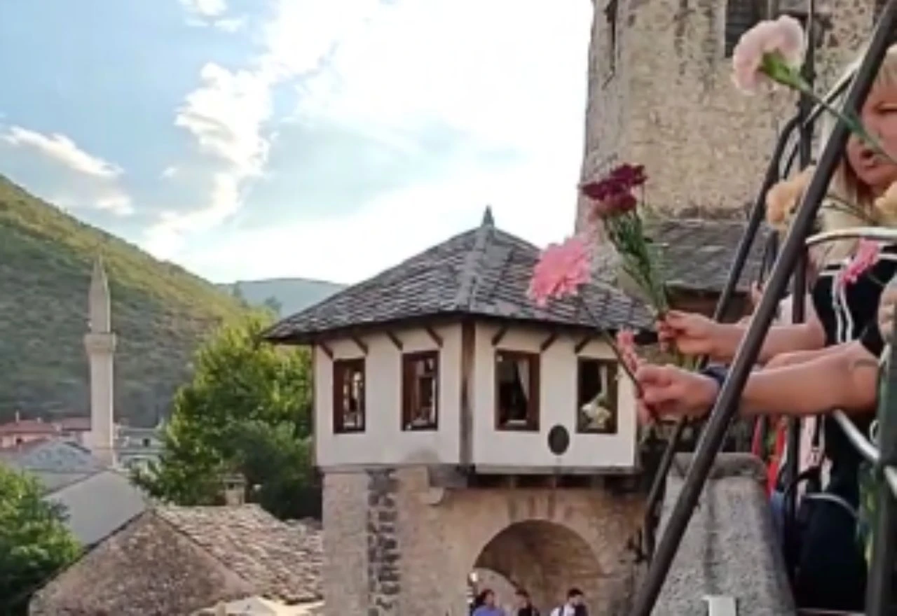 VIDEO | Žene u Mostaru spuštanjem cvijeća u Neretvu podržale borbu protiv nasilja