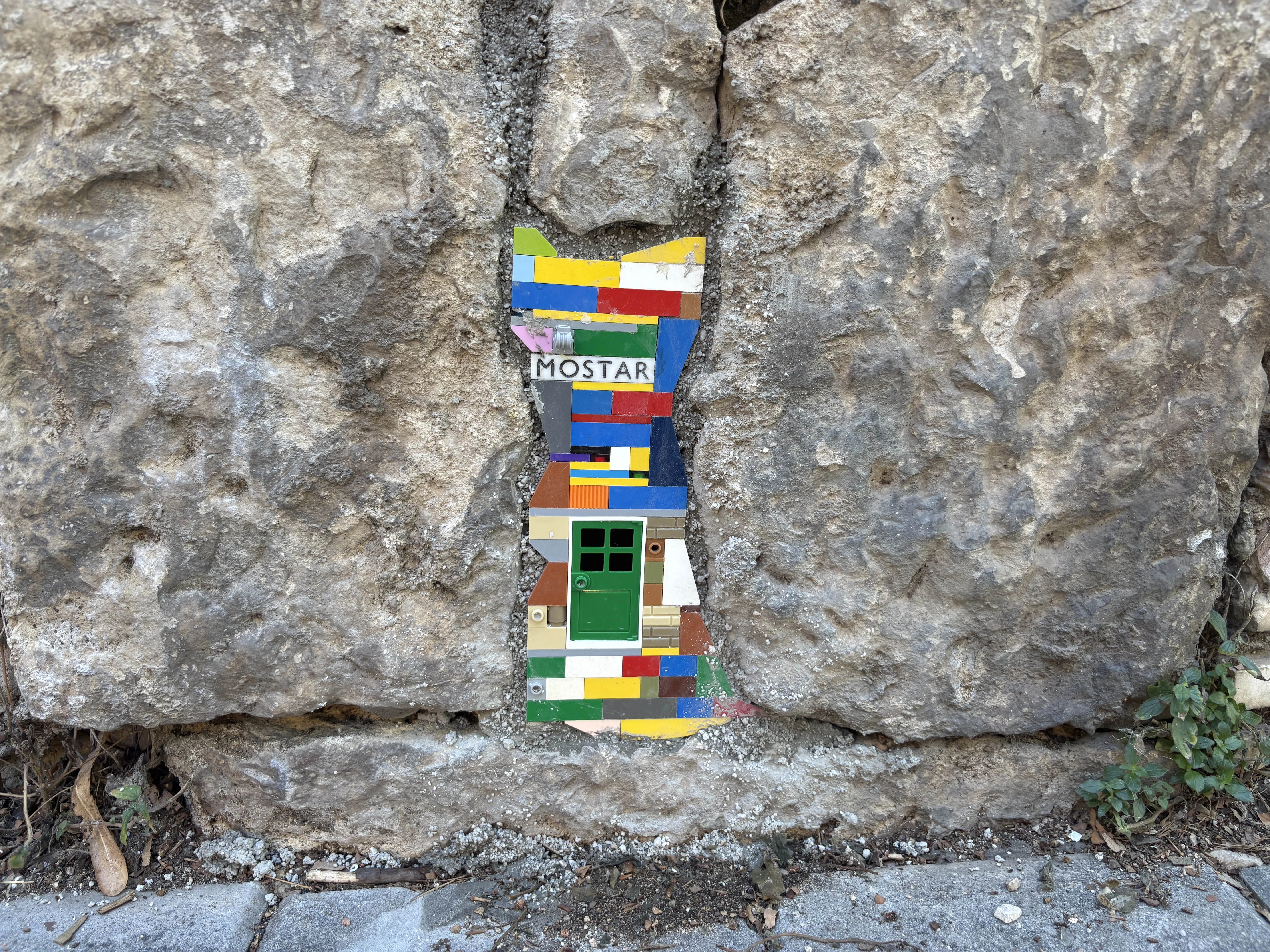 FOTO | Svjetski poznati umjetnik Vormann lego kockicama krpa zidove po Mostaru