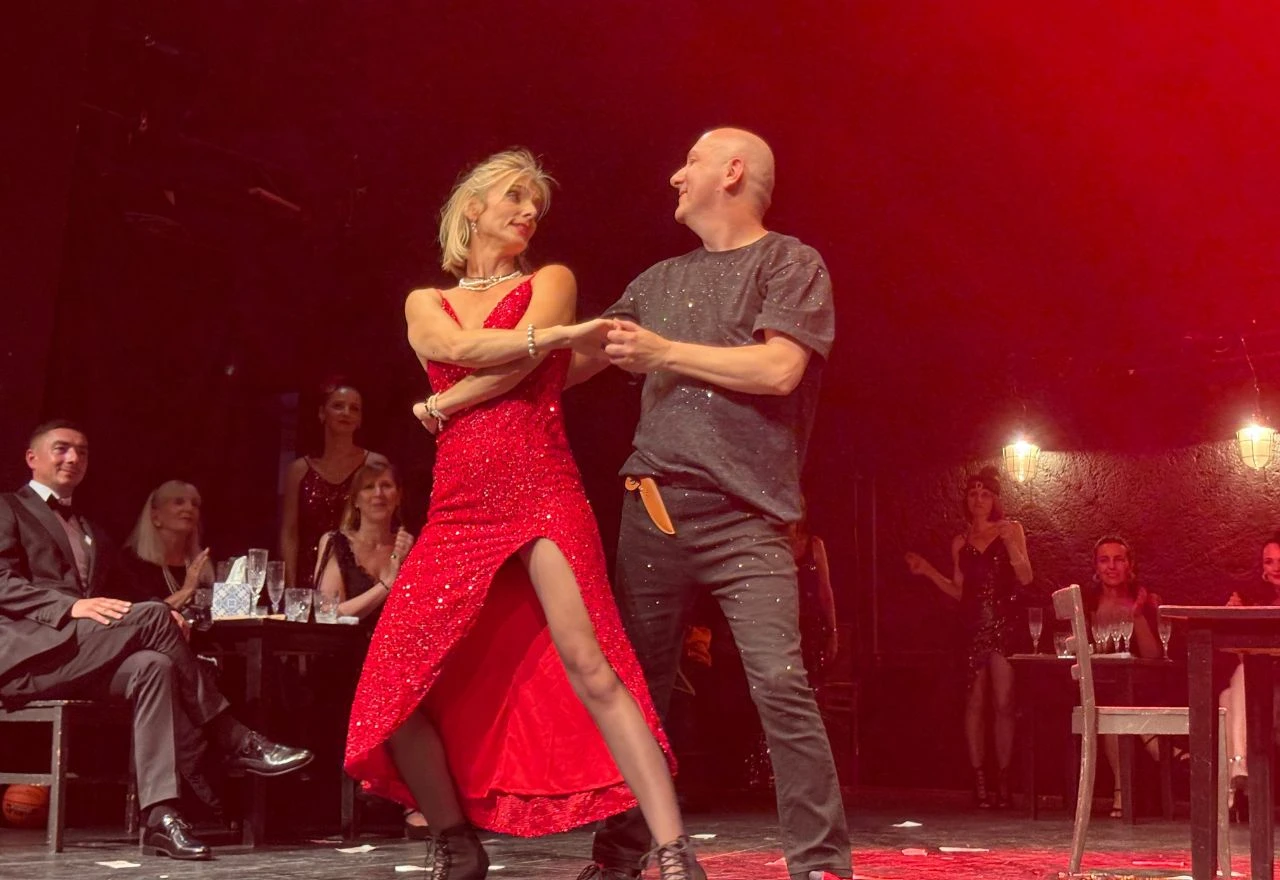 FOTO | Predstava "Narandžasto" na Mostarskom teatarskom festivalu: Priča o ženama, nasilju i borbi za opstanak