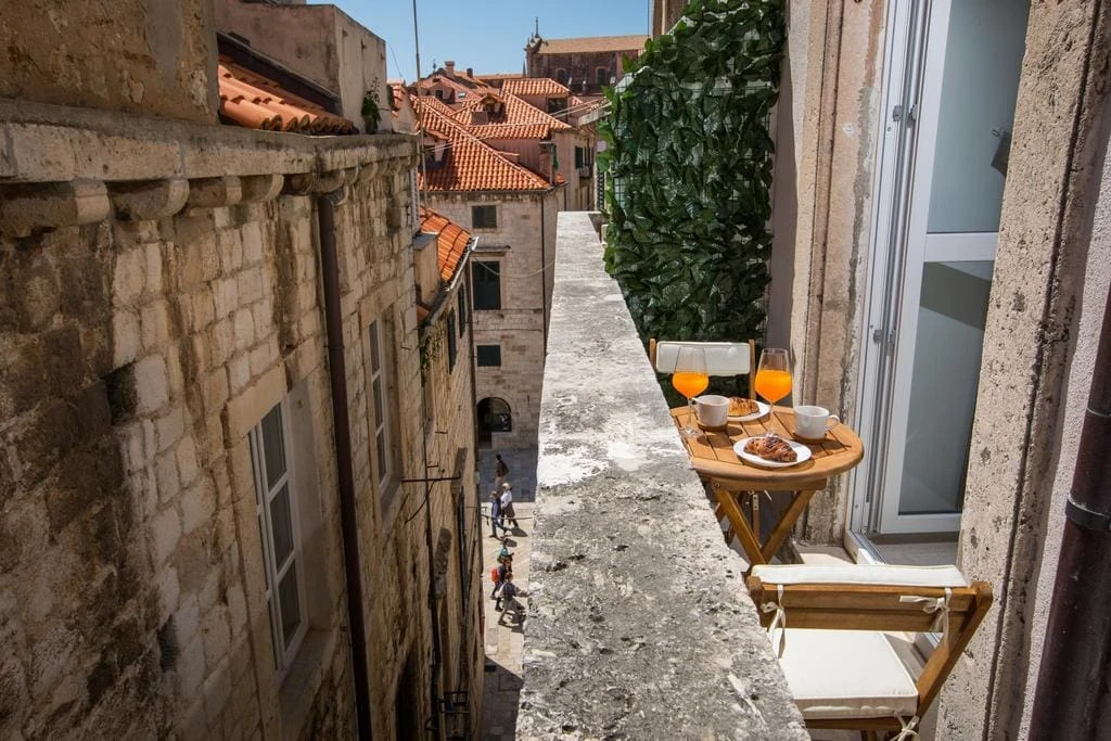 Dubrovnik: Stranac pao sa 7 metara visine zbog halucinacija uzrokovanih drogama