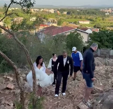 VIDEO: Mladenci se u svadbenoj odjeći penjali na Brdo ukazanja