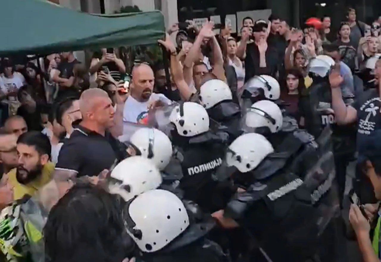 VIDEO | Sukob građana i policije ispred Filozofskog fakulteta