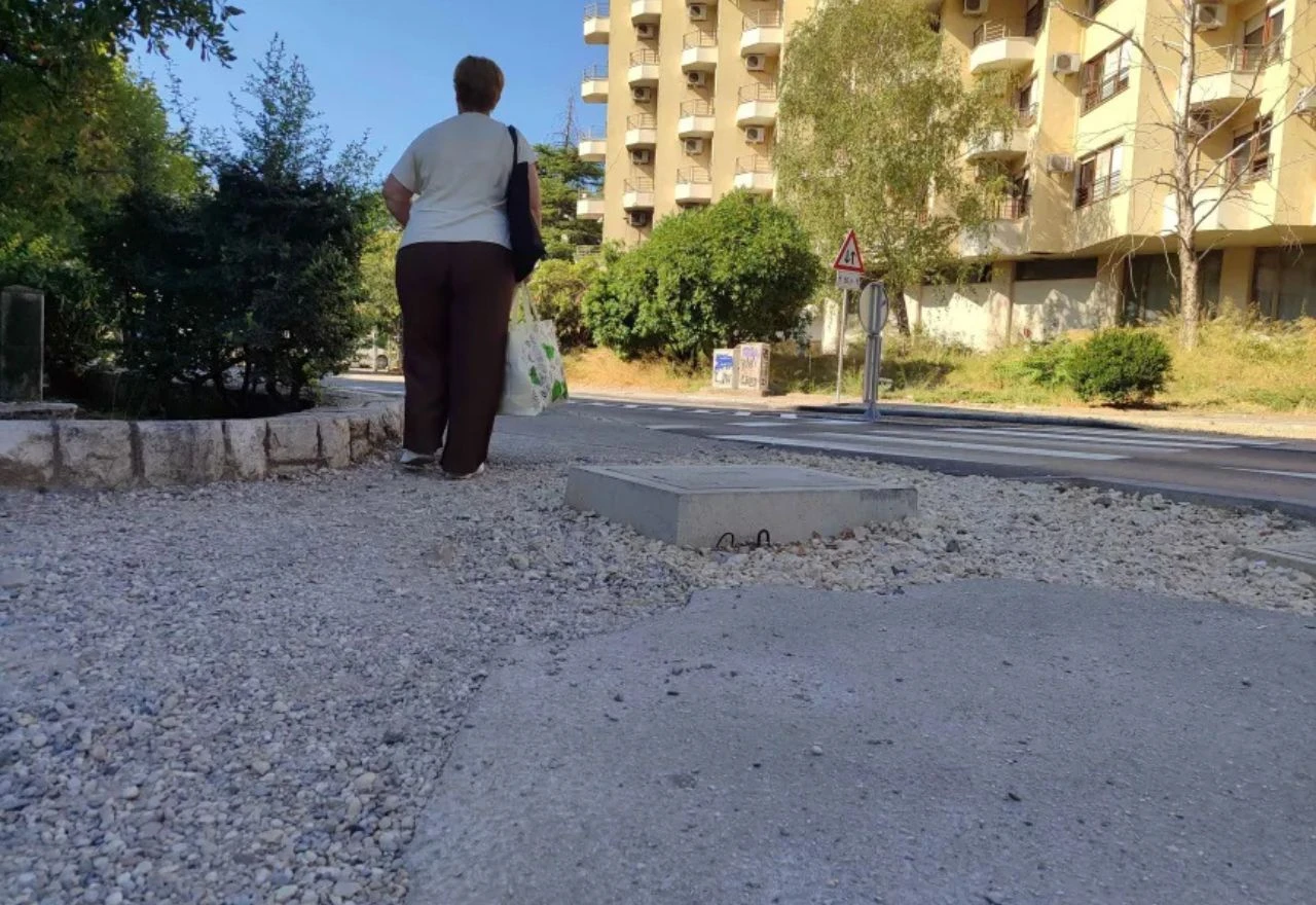 Novi kružni kod Ere ostavio pješake na cesti - kada će se raditi nogostup?