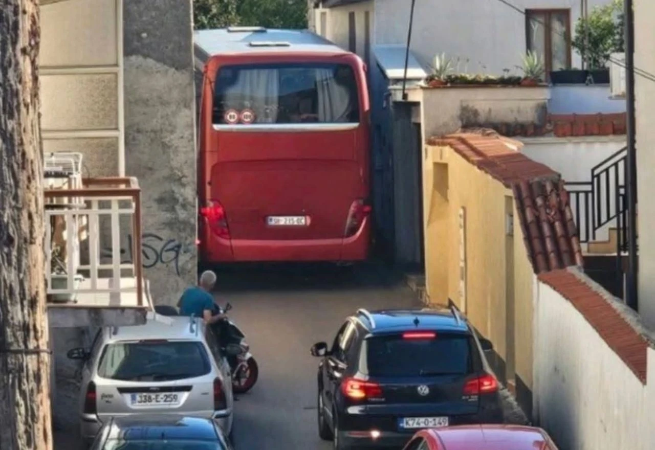 Navigacija odvela autobus kroz najuže ulice Mostara