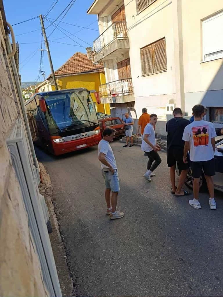 Navigacija odvela autobus kroz najuže ulice Mostara