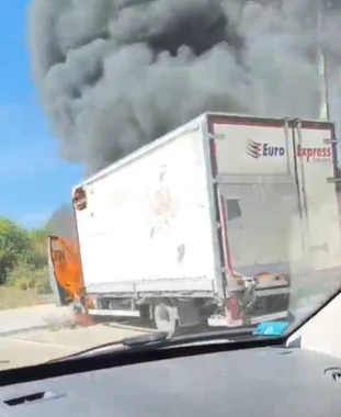 VIDEO: U Pologu se zapalilo vozilo brze pošte