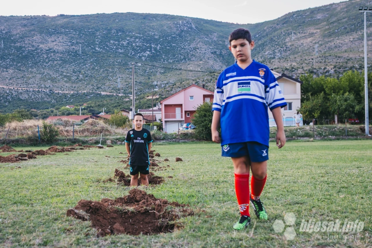 Na mjestu gdje je nekada bila trava danas su rupe koje je napravio bager. Susjedi su zgranuti, a ragbijaši razočarani