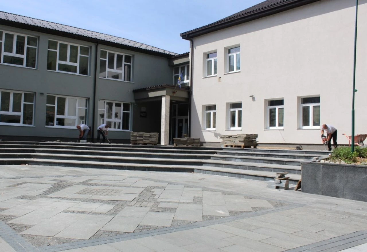 Započela sanacija partera ispred Srednje škole Jablanica