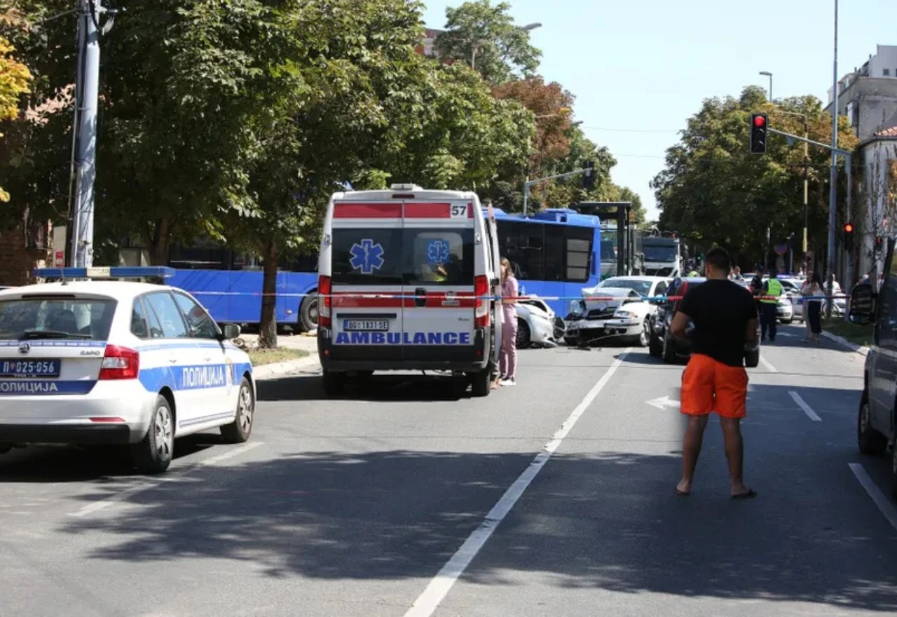 Autobus usmrtio djevojčicu pokušavajući izbjeći ženu na cesti