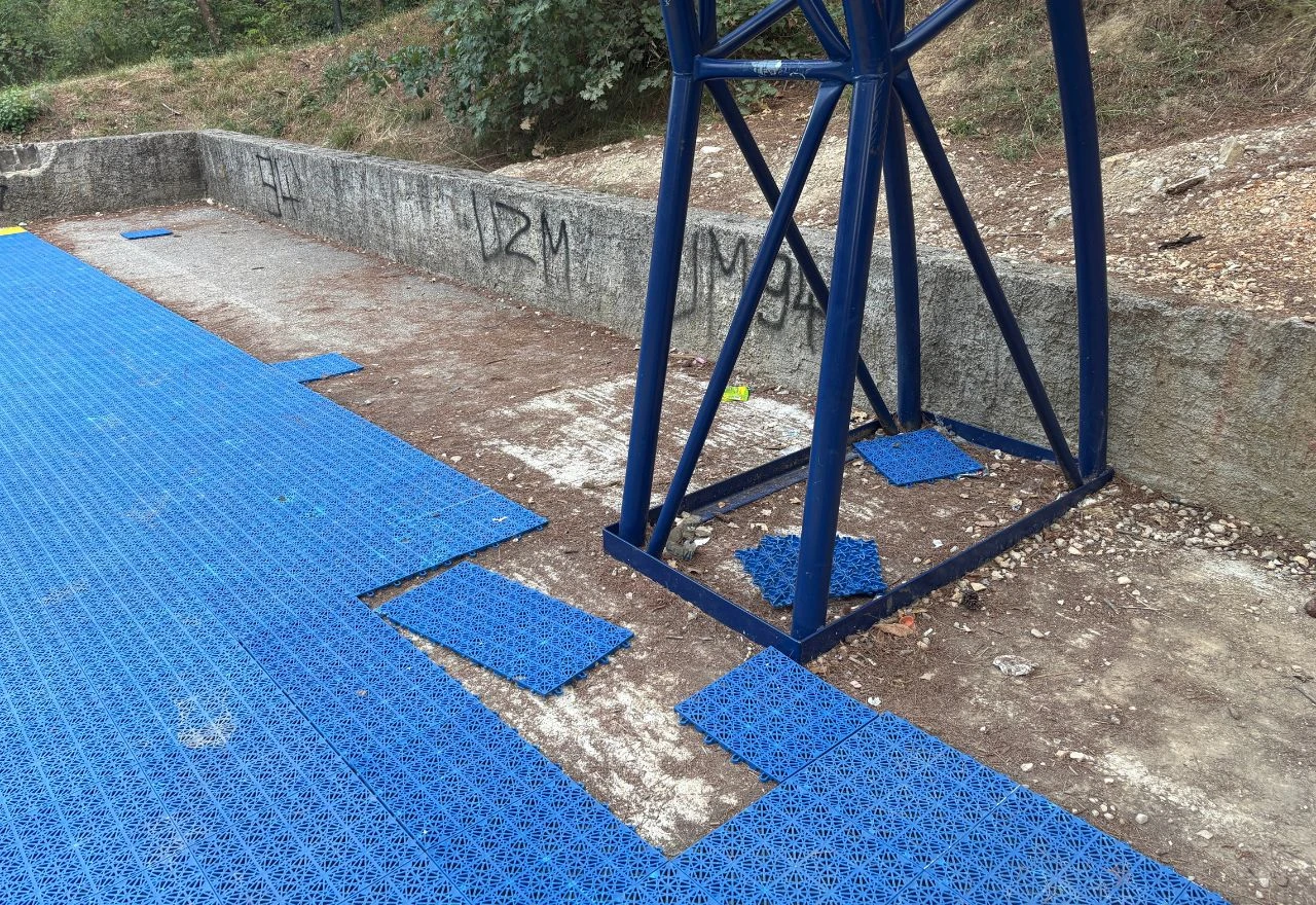 Mostar: Prostor oko koša na Trimuši devastiran samo dvije godine nakon obnove
