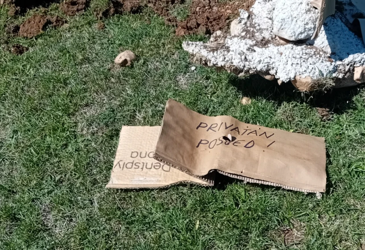 Komunalne redare na razrovanom ragbi terenu dočekala poruka: Privatan posjed