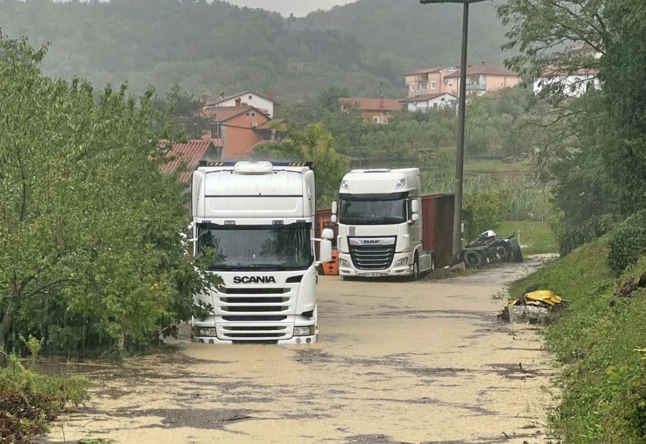 Nevrijeme pogodilo Sloveniju: Poplave i odroni zatvorili ceste i prugu