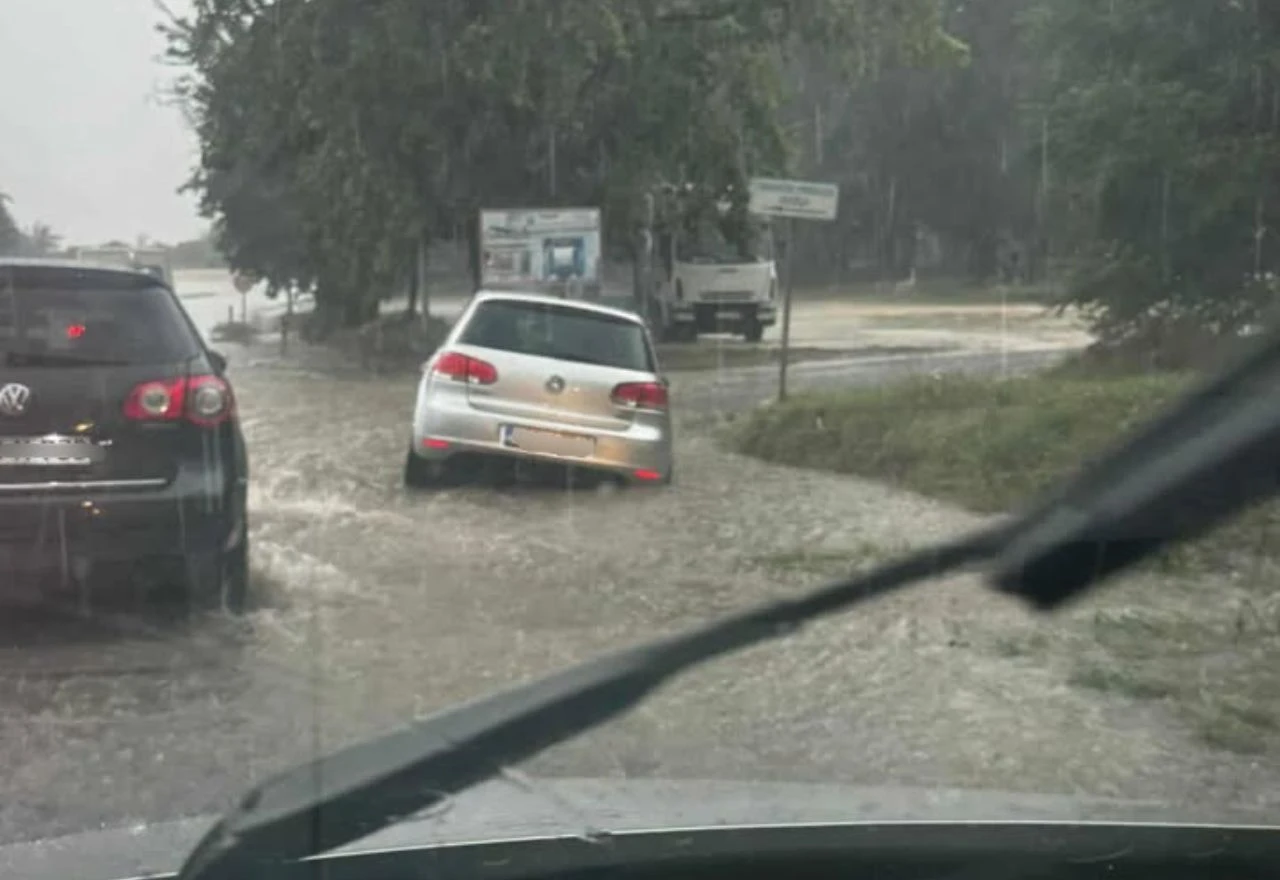 U Čitluku automobil završio u kanalu zbog vode na cesti