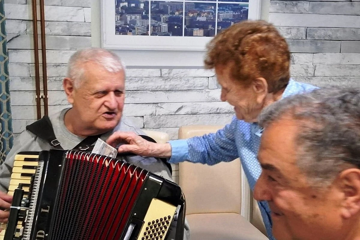 VIDEO | Slijepi glazbenik Jovo Jerković svira 24 instrumenta