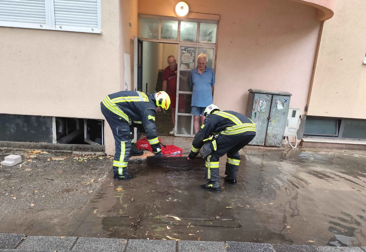 FOTO | Zagrebačka pod vodom: Intervencija vatrogasaca u tijeku
