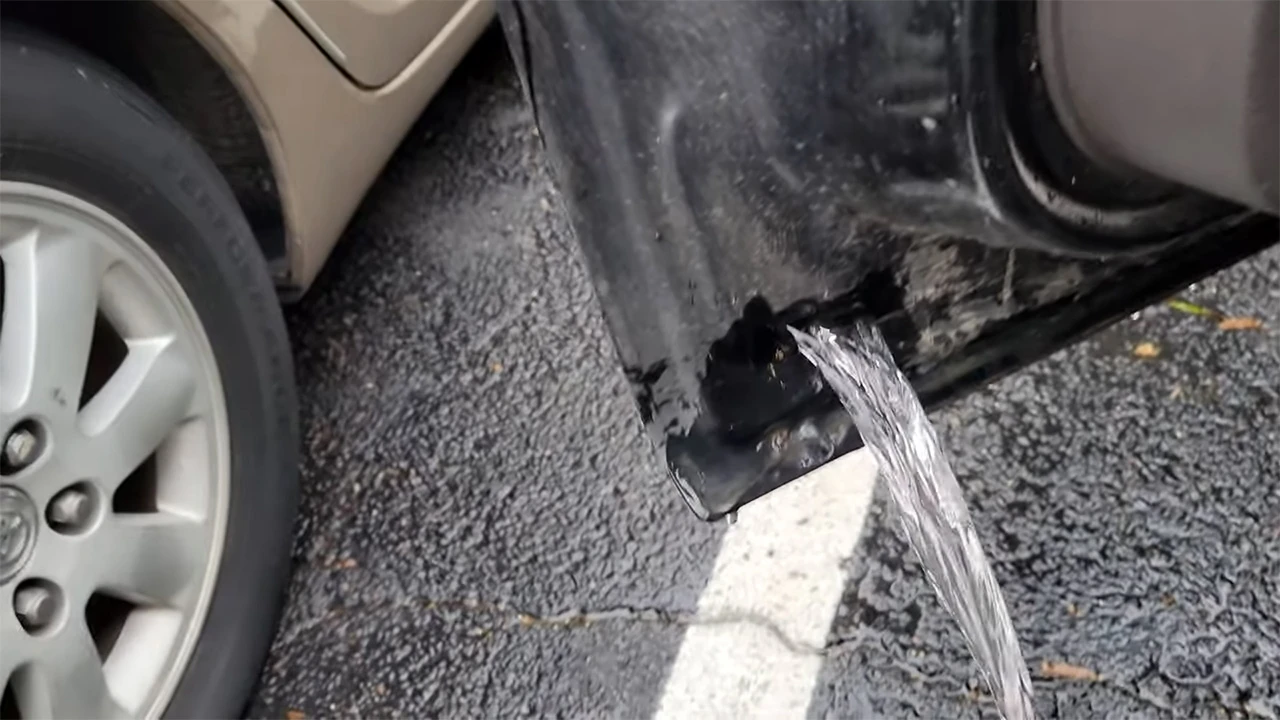 VIDEO | Vozači u Mostaru bore se s kišom, a YouTube otkriva rješenje