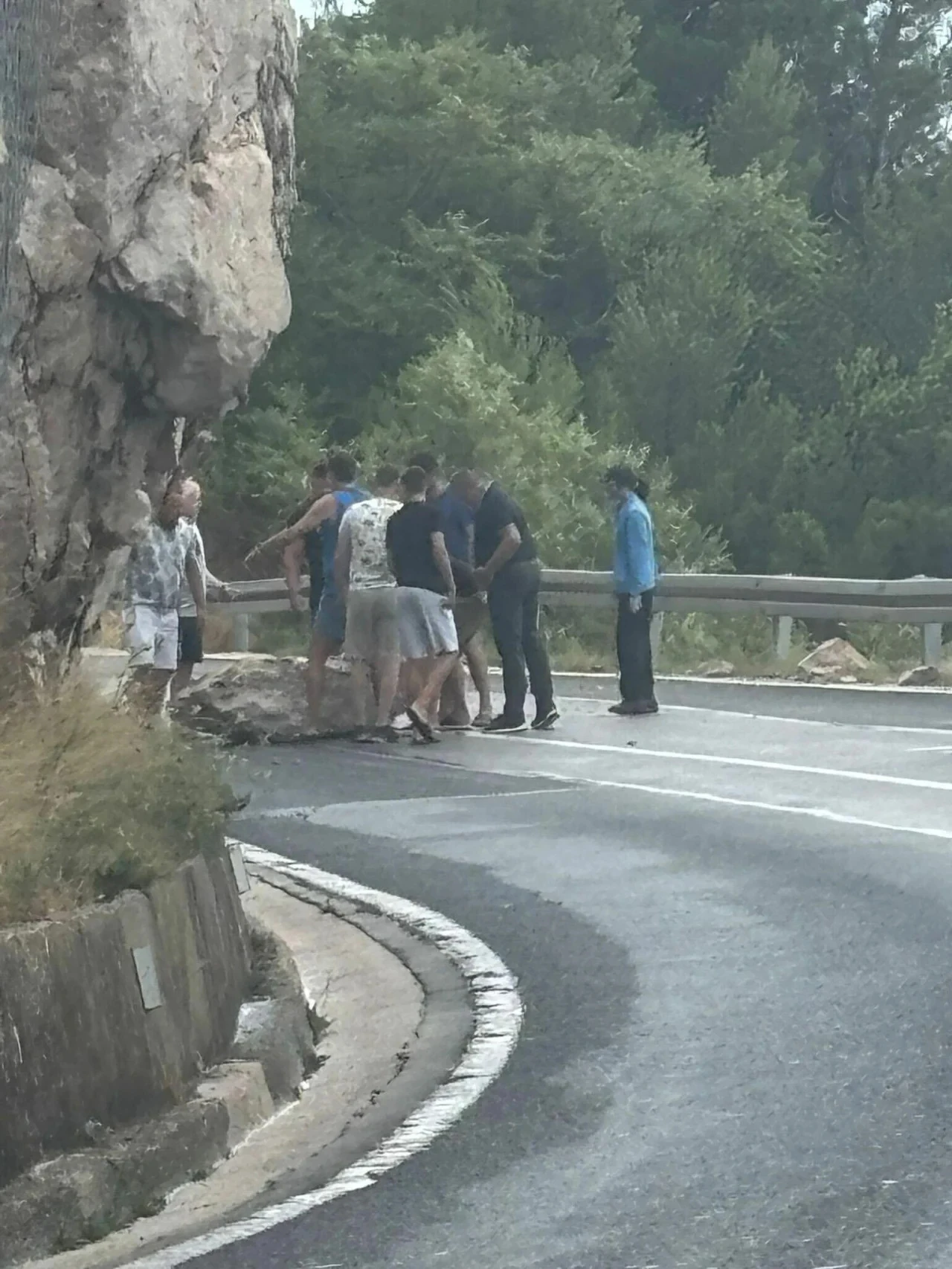 Velika stijena odronila se na cestu