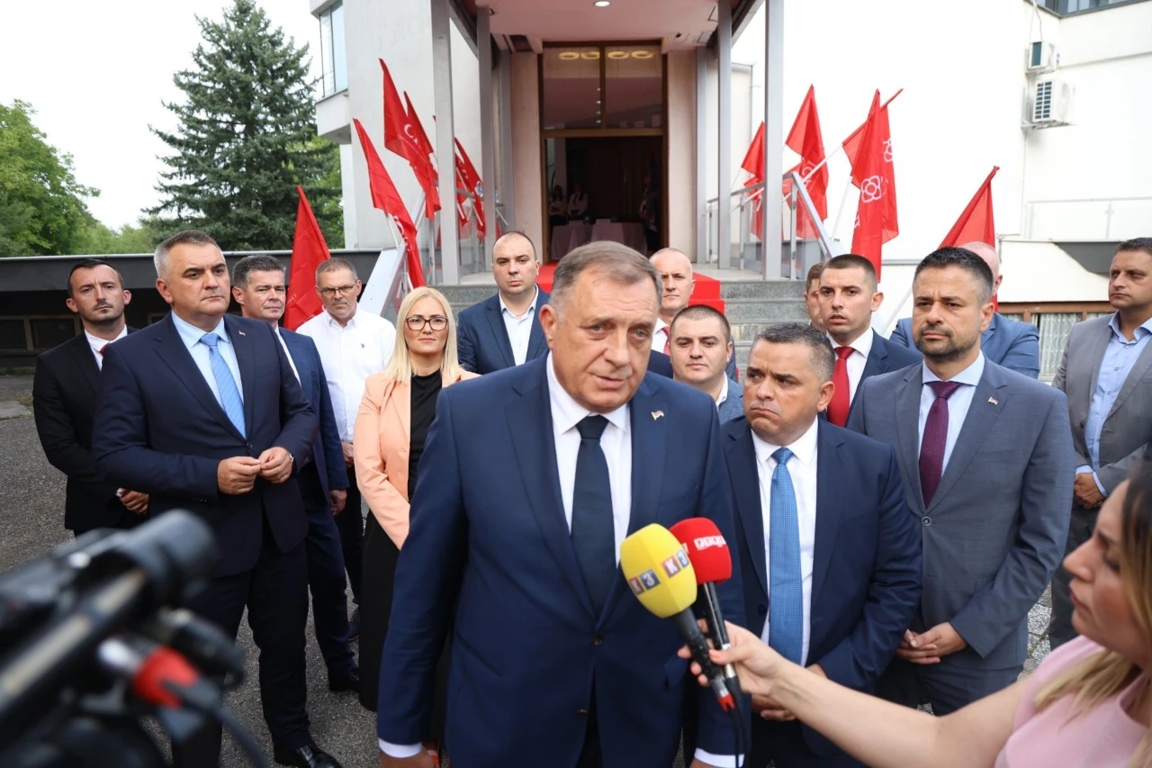 Dodik: Bakir izgleda kao oronuli centralni komitet propale partije