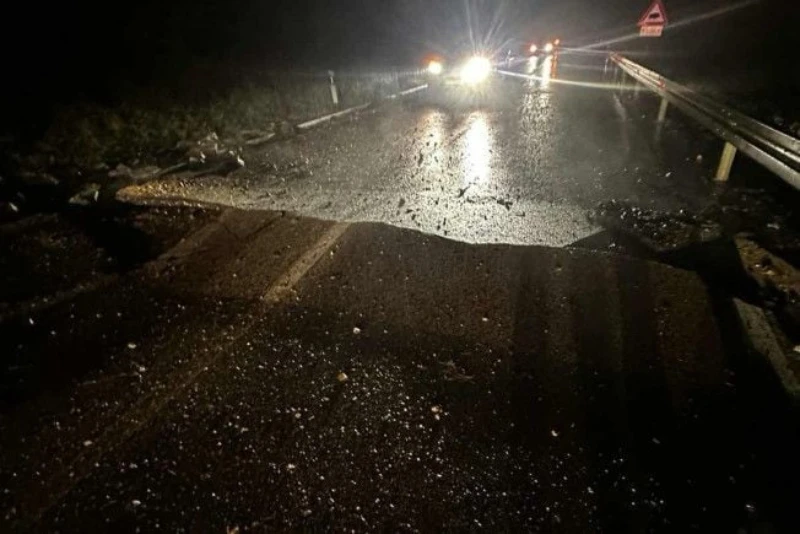 VIDEO | Cesta napukla zbog udara groma