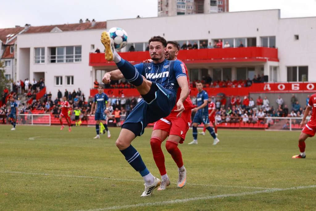 VIDEO | Remi bez golova u susretu Sloge i Željezničara: Huligani usred utakmice napali fotografa!