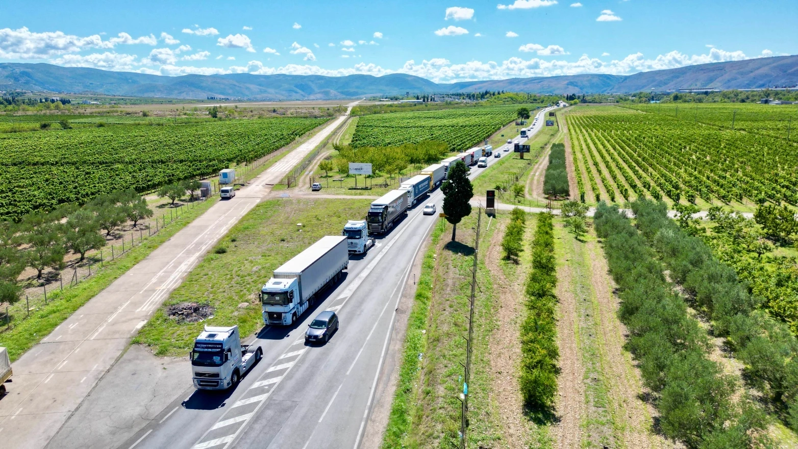 FOTO | Gužve zbog prosvjeda u Mostaru, zakrčeni i alternativni pravci