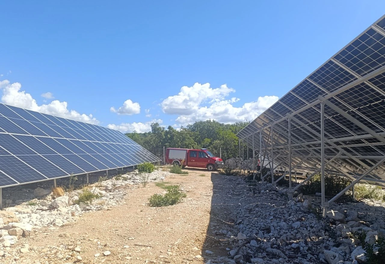 Požar u solarnom parku u Neumu: Vatrogasci spriječili širenje