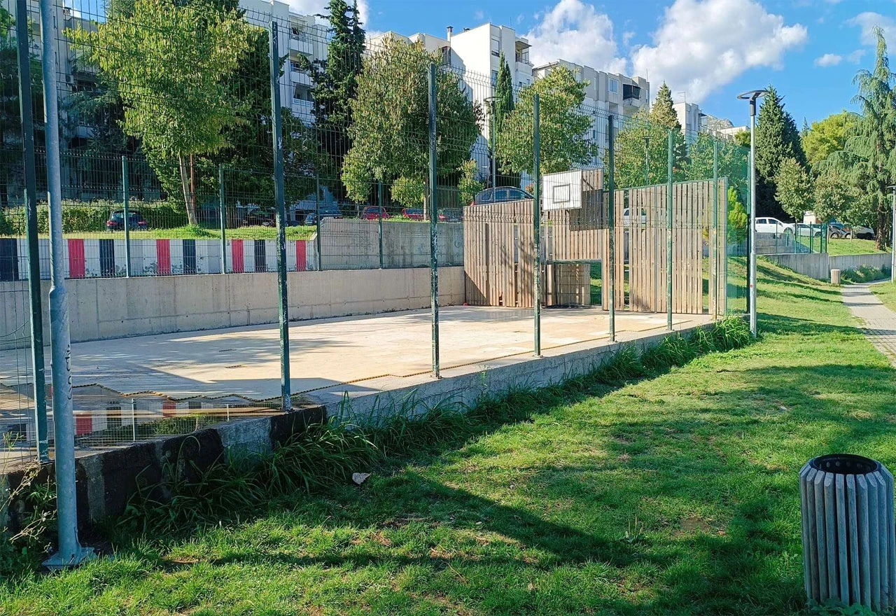 FOTO | Mostar: Dok grad spava, djeca mu postaju vandali