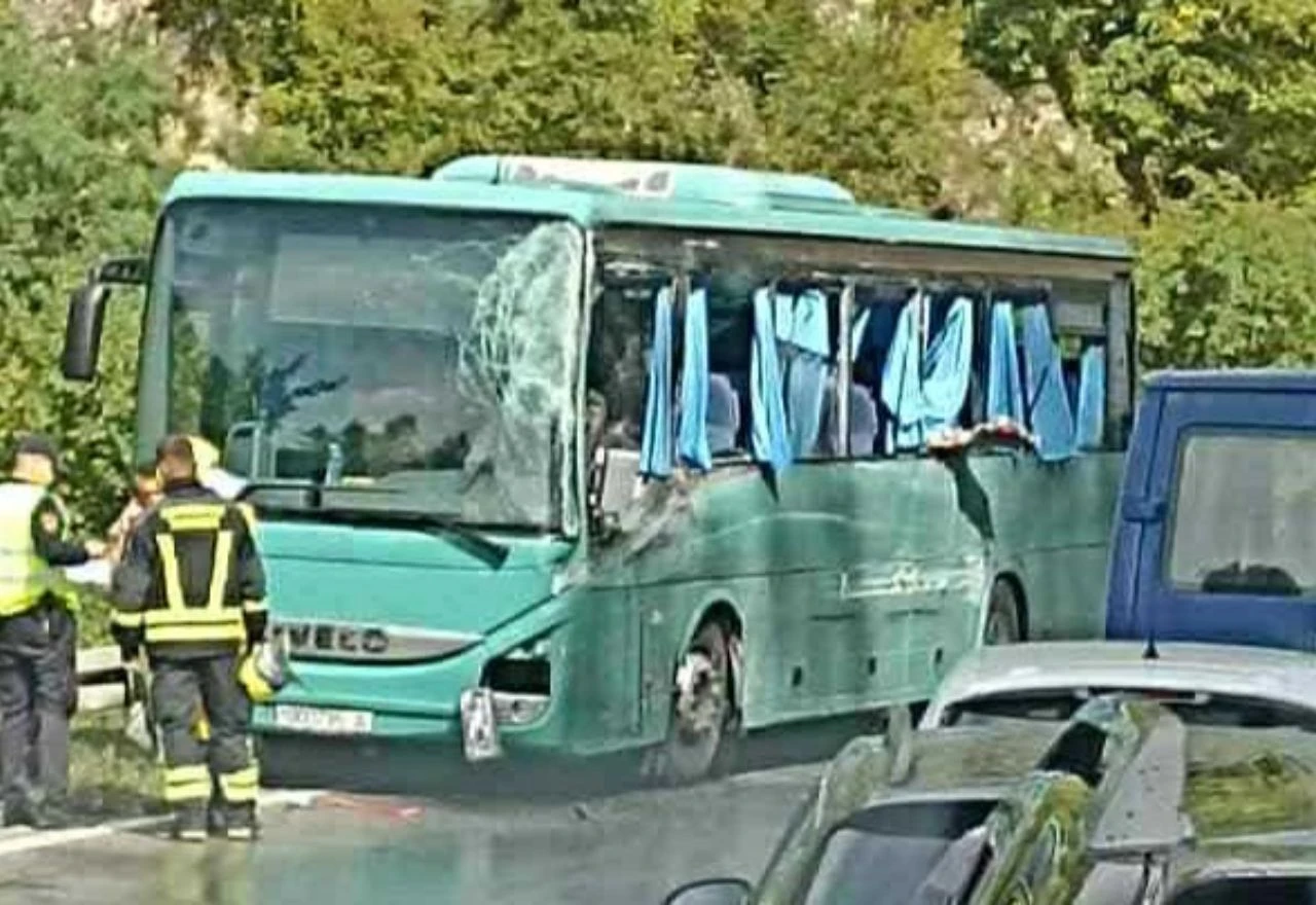 Dvojica povrijeđenih u sudaru autobusa Oružanih snaga BiH s teretnim vozilom