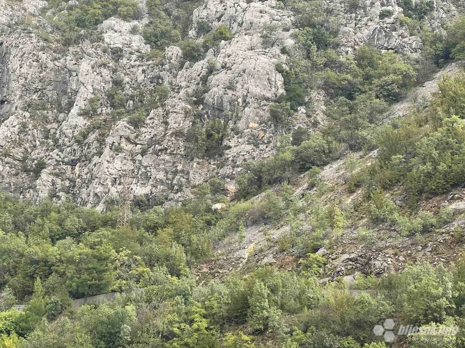Stijena prijeti obrušavanjem na M-17