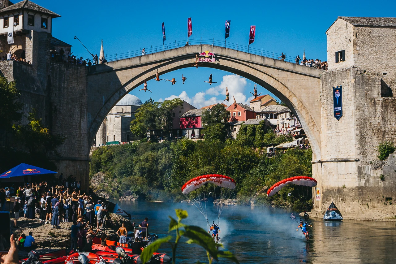 FOTO/VIDEO | Red Bull Spektakl: Devet skakača i dva padobranca otvorili ovogodišnji Cliff Diving