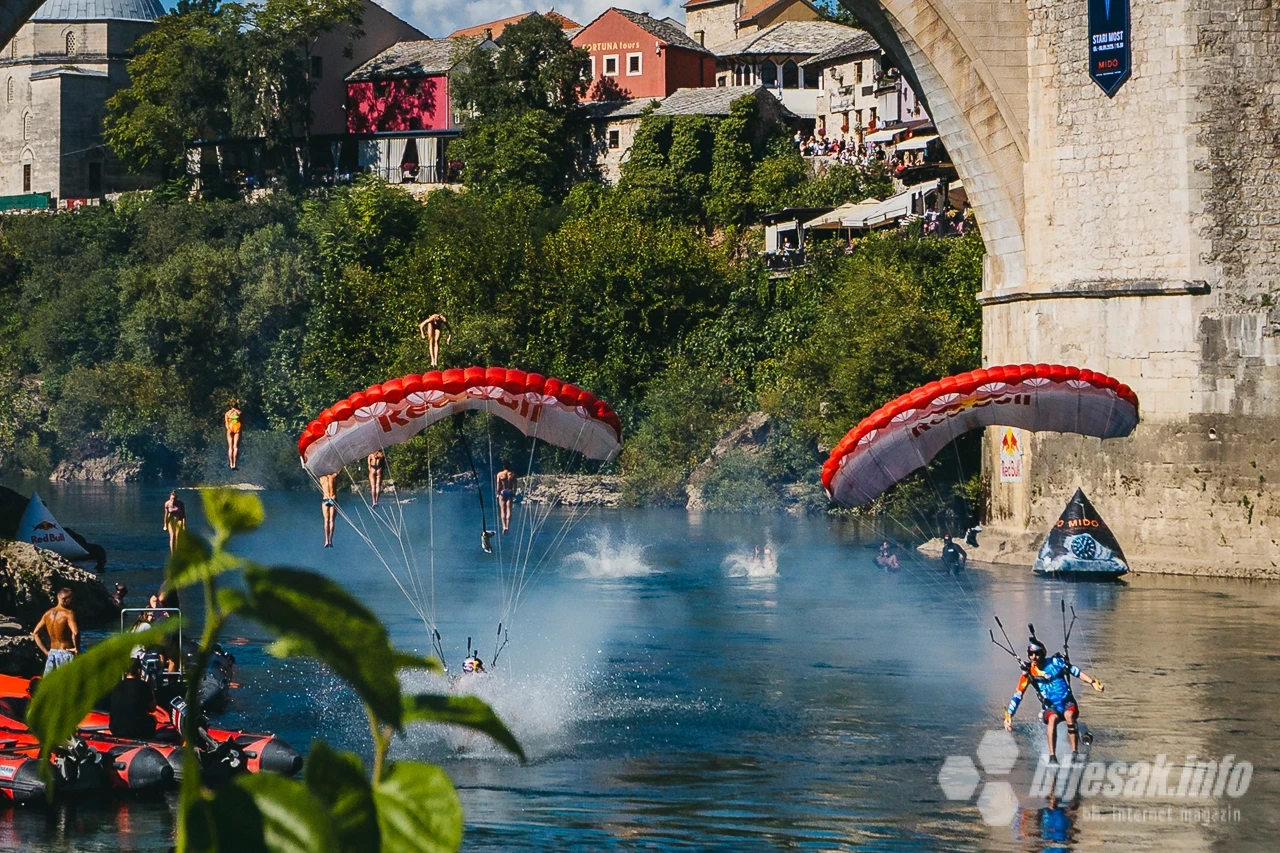 Devet skakača u spektakularnom Mass Divingu na Neretvi