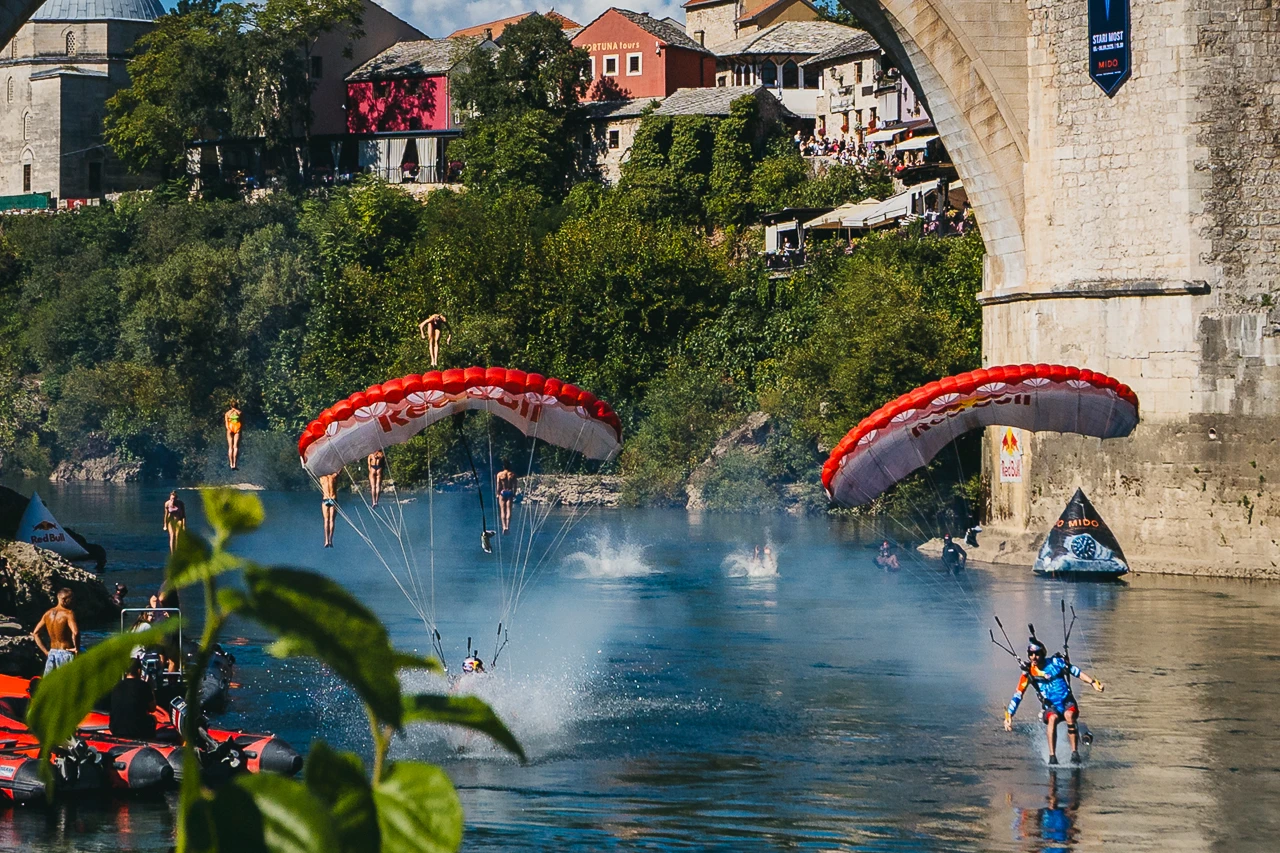 Devet skakača u spektakularnom Mass Divingu na Neretvi