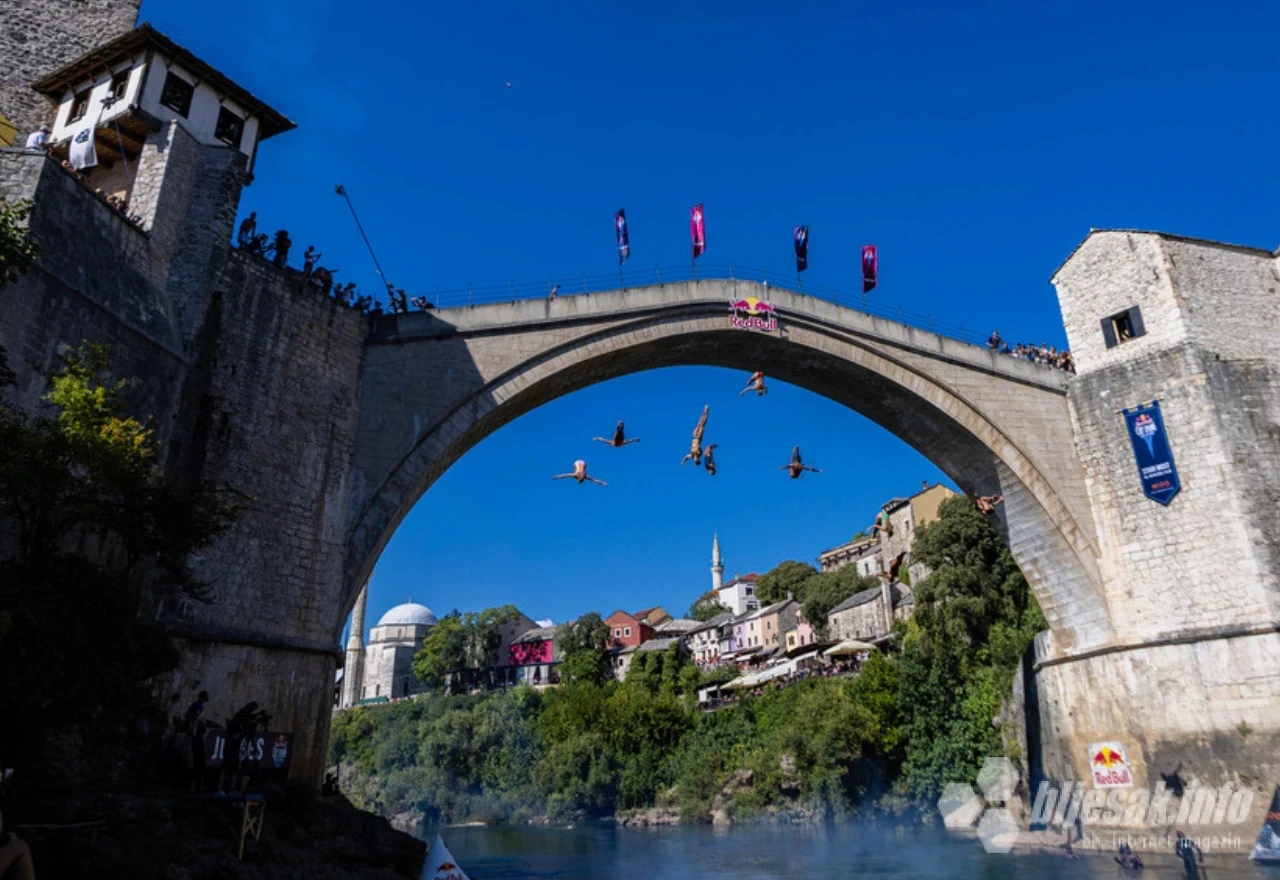 Devet skakača u spektakularnom Mass Divingu na Neretvi