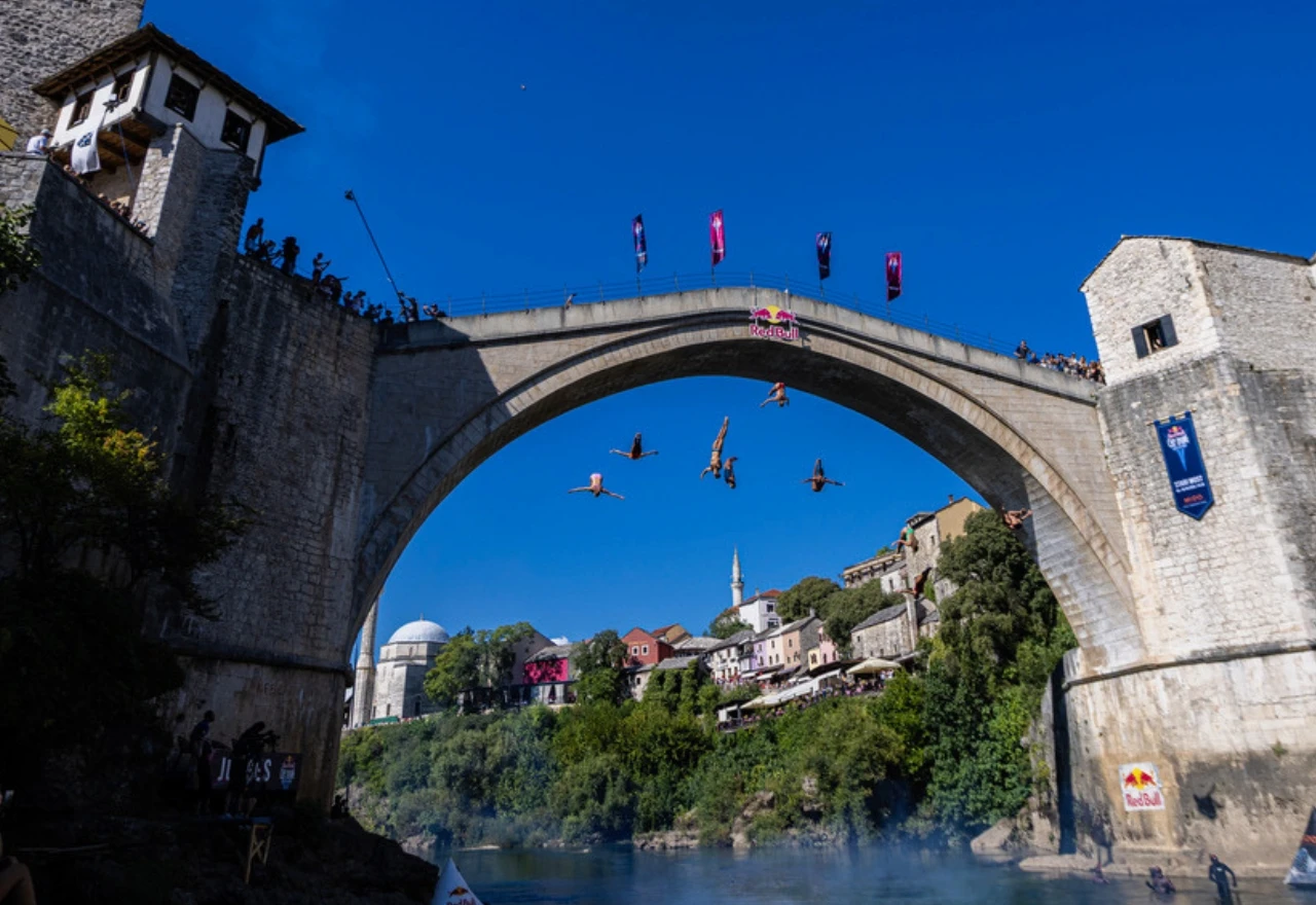 Devet skakača u spektakularnom Mass Divingu na Neretvi