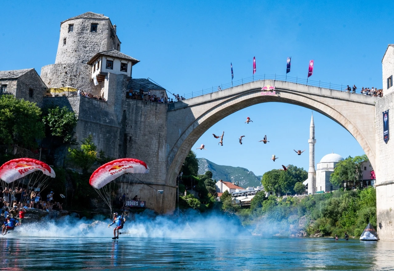 Devet skakača u spektakularnom Mass Divingu na Neretvi