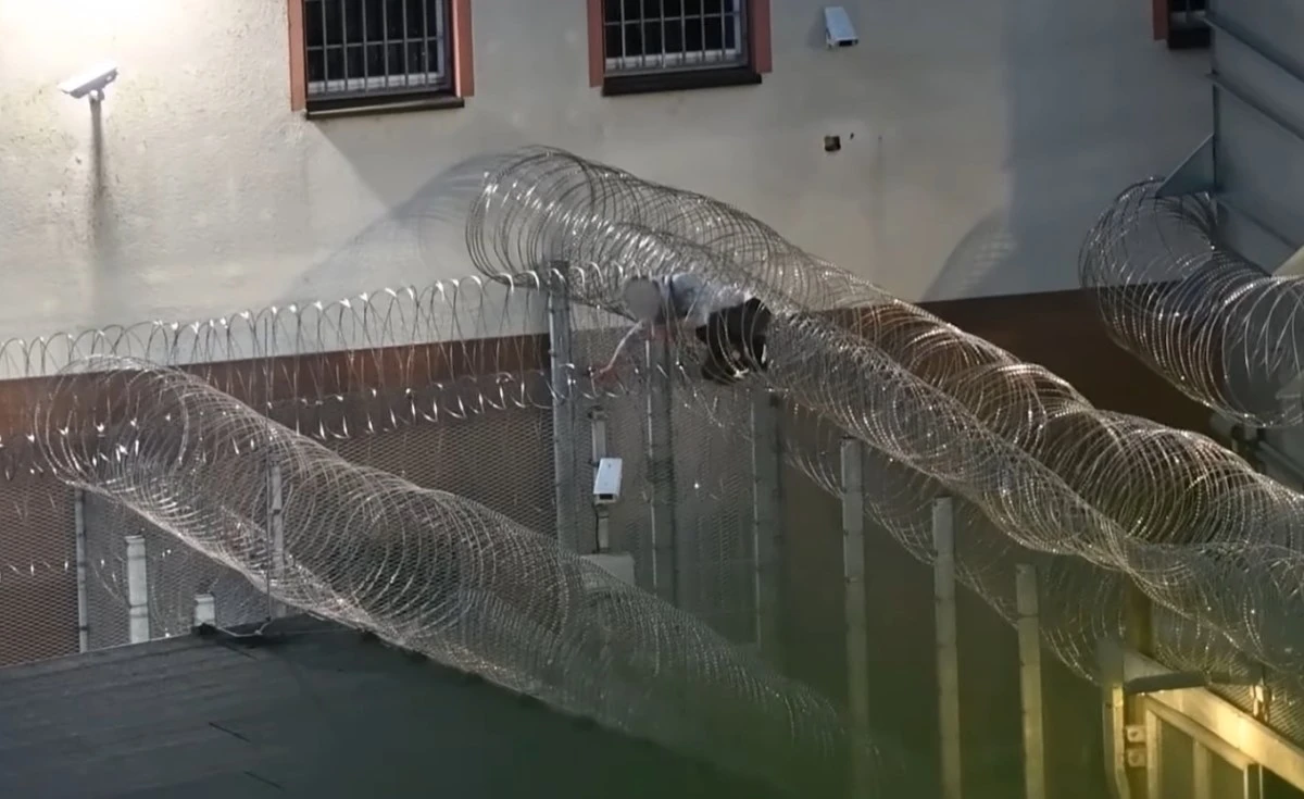 VIDEO | Zatvorenik pokušao pobjeći iz njemačkog zatvora pa se zapleo u bodljikavu žicu