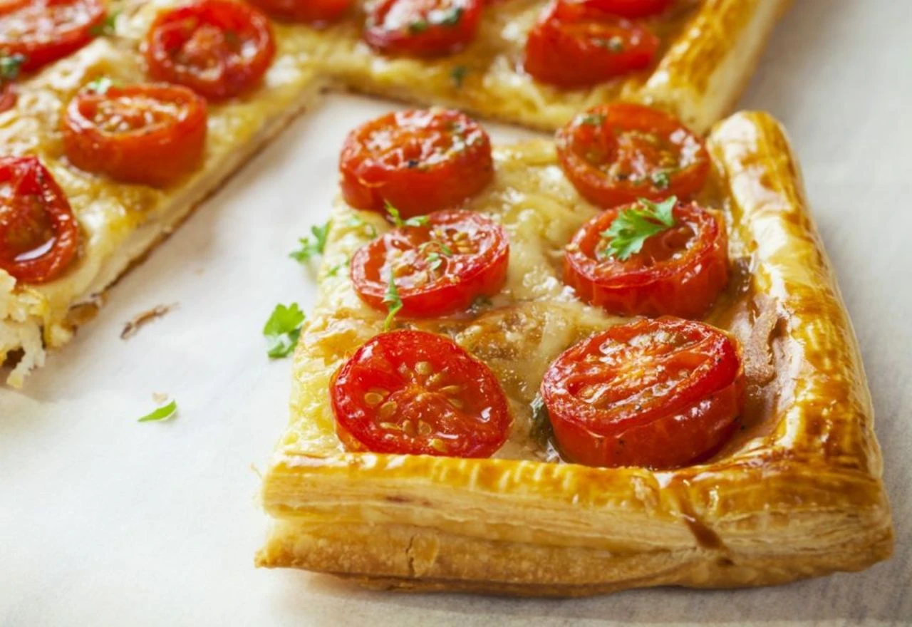 Brza, hrskava i kremasta: Slana pita sa sirom i cherry rajčicama gotova za 25 minuta