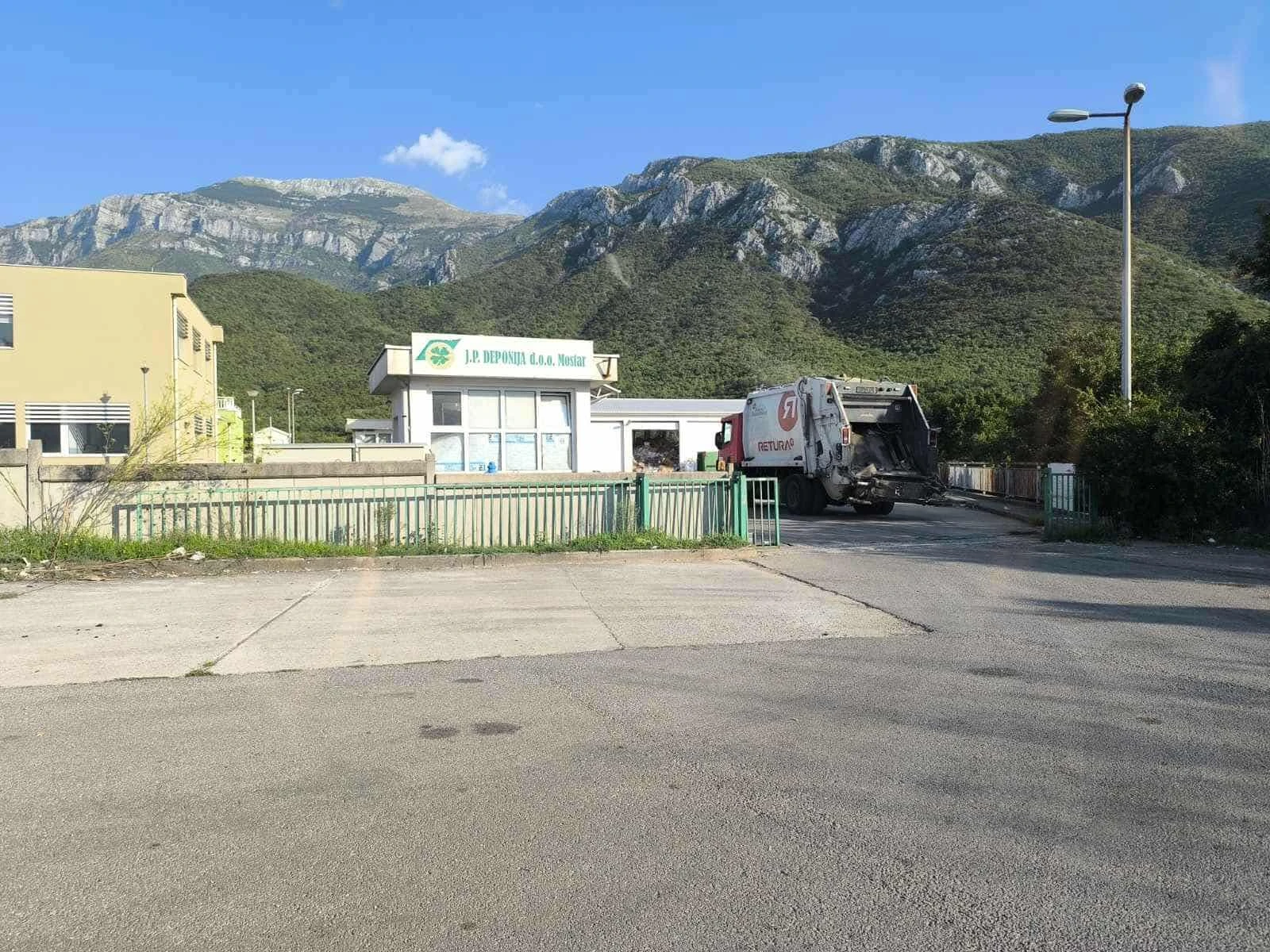 VIDEO: Dok inspekcija odmara, smeće na Uborak dolazi pod policijskom pratnjom