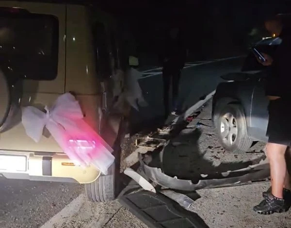 Konjic: Mercedesom se zabio u parkirane automobile