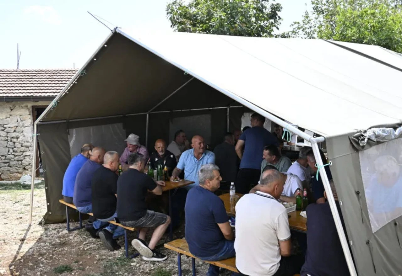 FOTO/VIDEO: Deminiri HVO-a okupili se na druženju u Donjoj Britvici kod Širokog Brijega