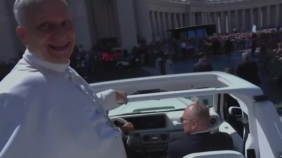 VIDEO: Papa slučajno udario kamermana u papamobilu