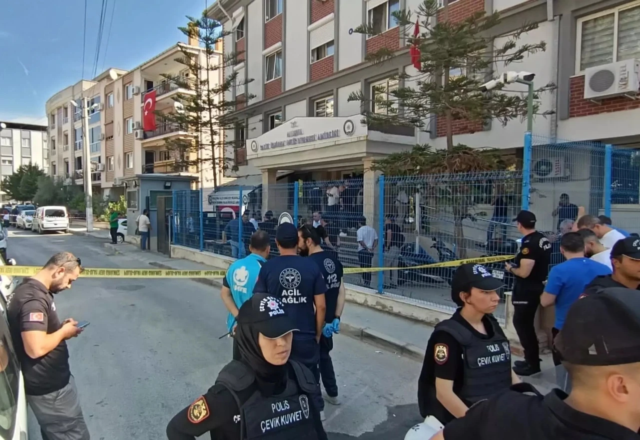 VIDEO | Mladić pucao na policijsku postaju: Ubijeni policajci