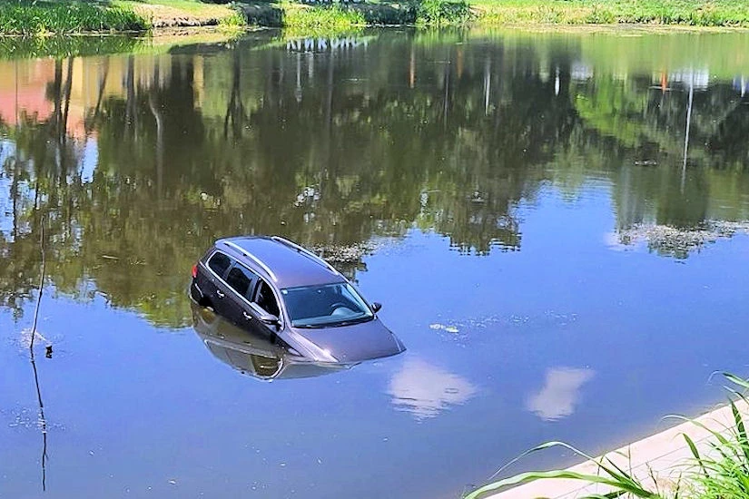 Što učiniti ako vam auto krene tonuti u rijeci, jezeru ili moru?