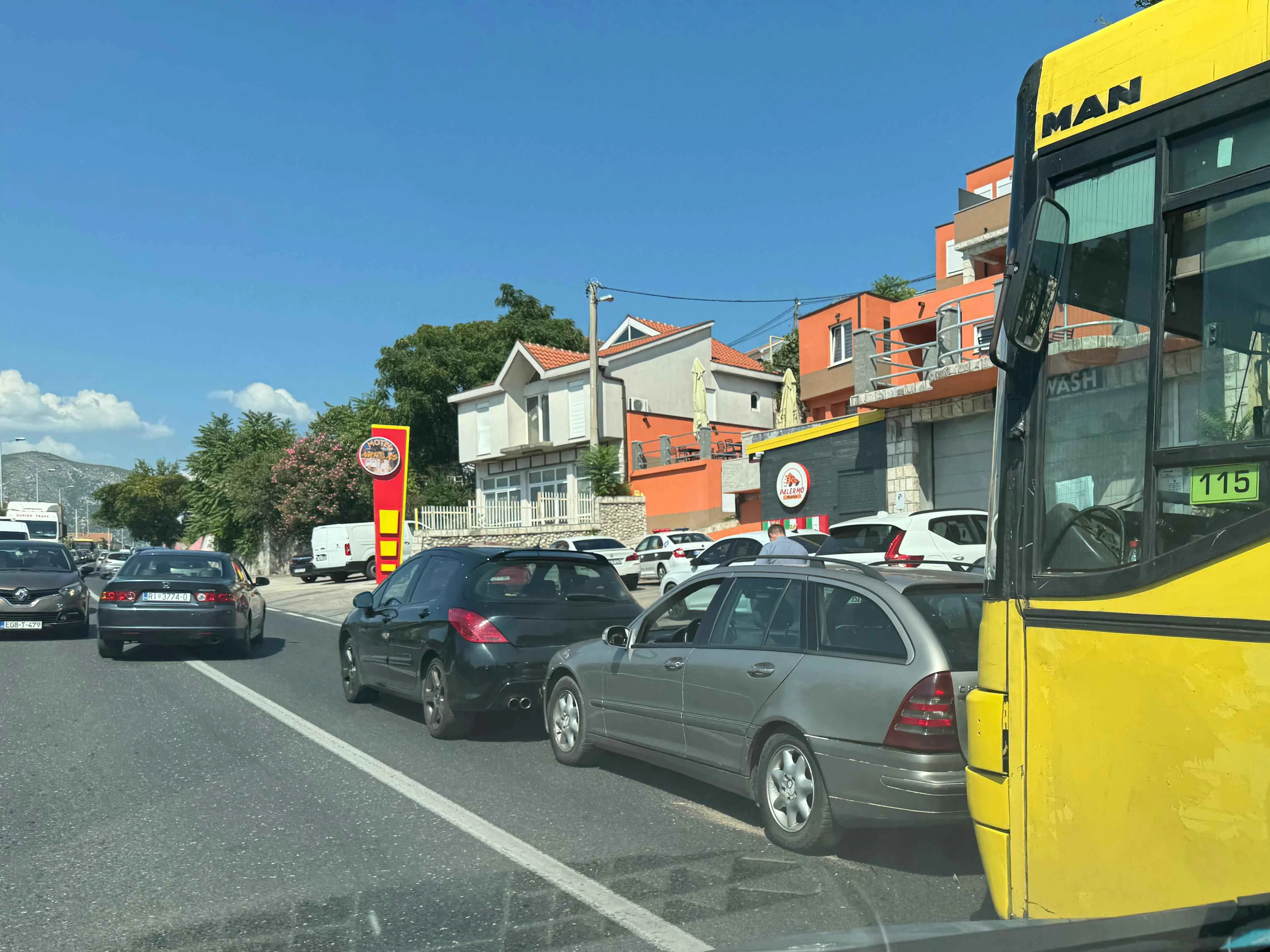 Sudar dva osobna automobila na Mazoljicama