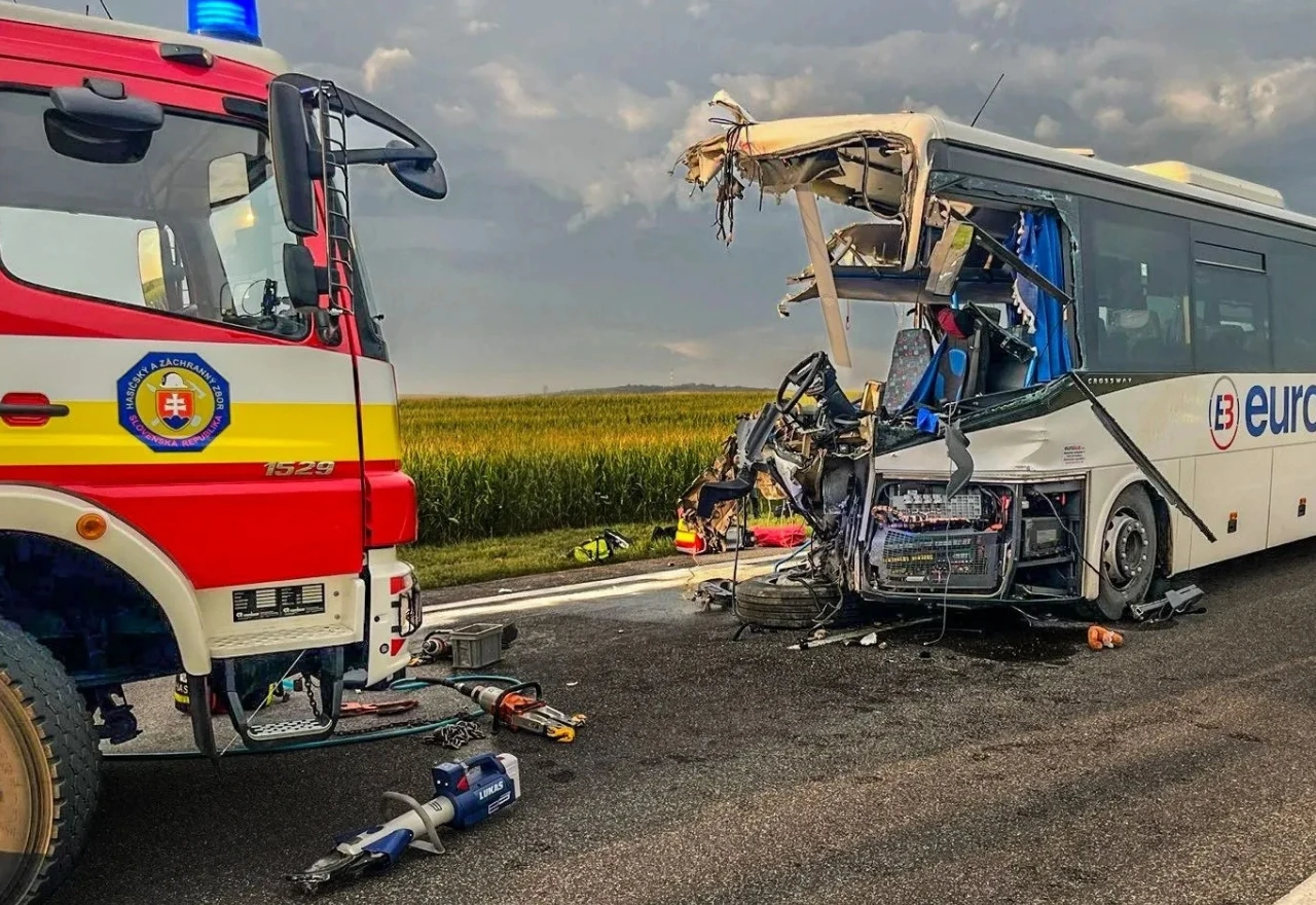 Autobus s 33 putnika sudario se s kamionom, vozač izgubio život