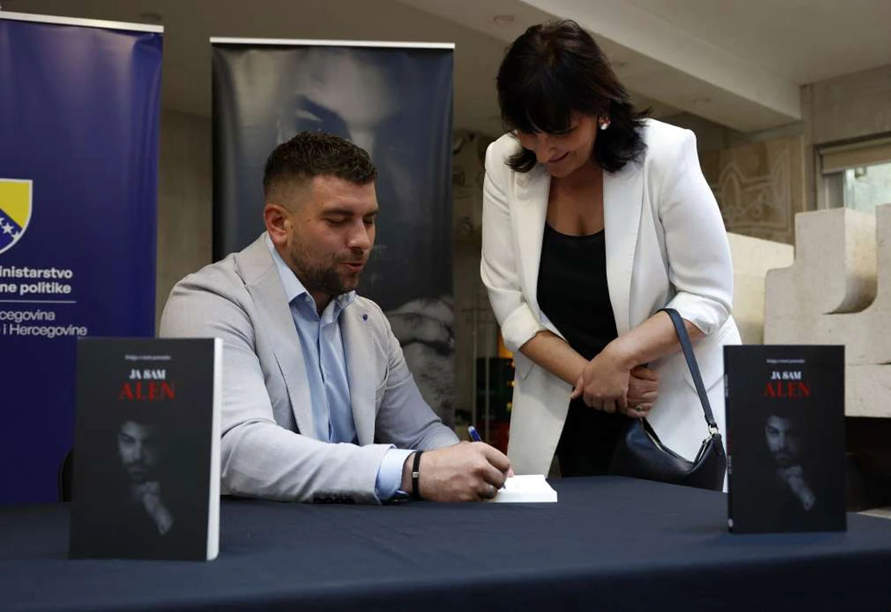 VIDEO | Predstavljena knjiga ''Ja sam Alen'': Svjedočanstvo o životu iz sjene stigme