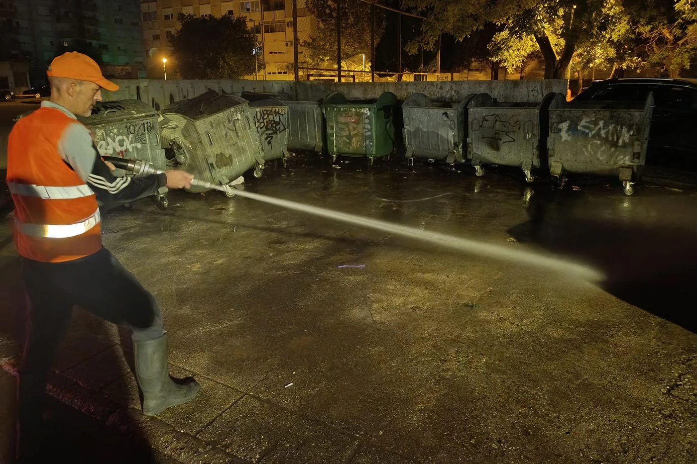 Mostar: U tijeku pranje kontejnera i uređenje zelenih površina